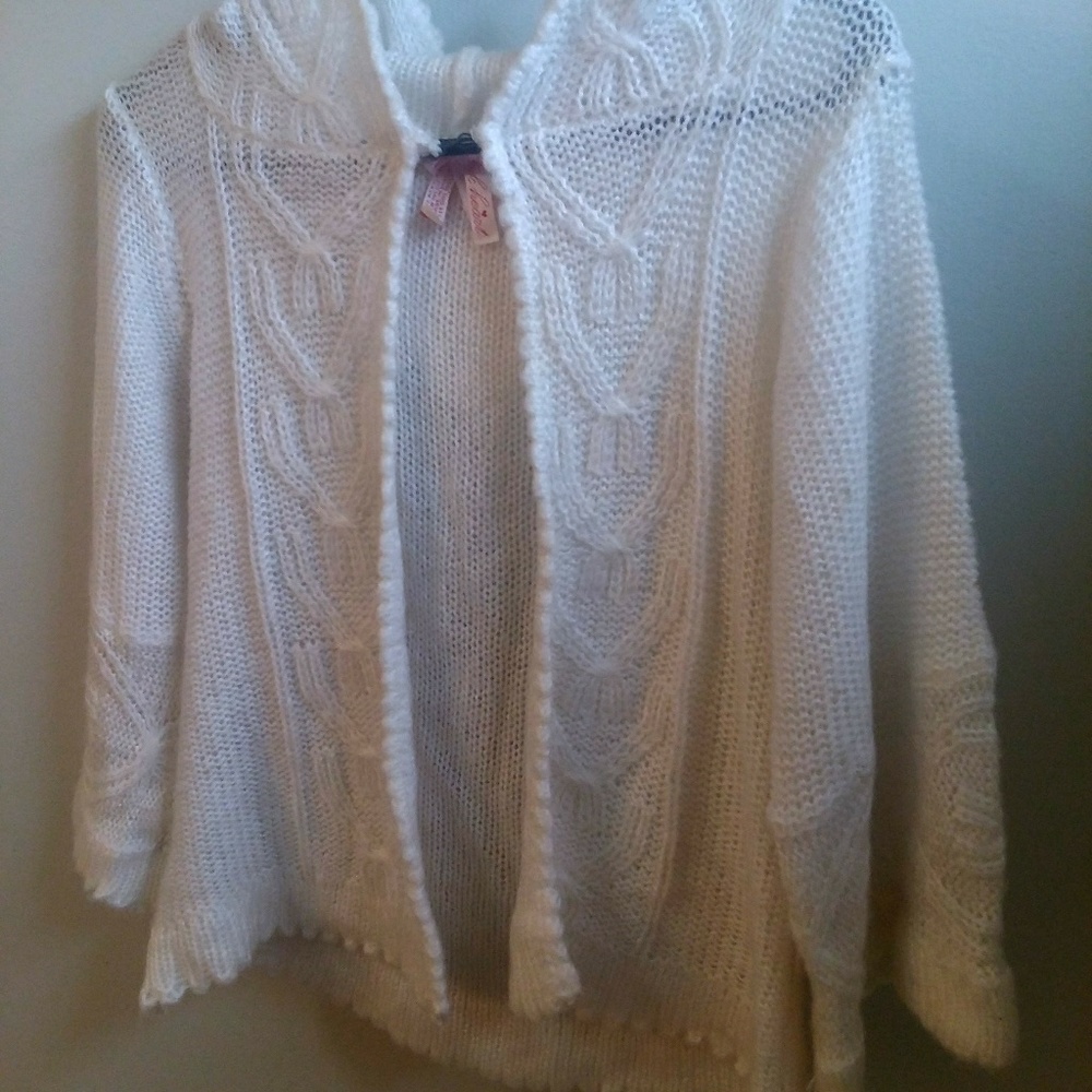 💜 Delicate, Beautiful Sweater 💜